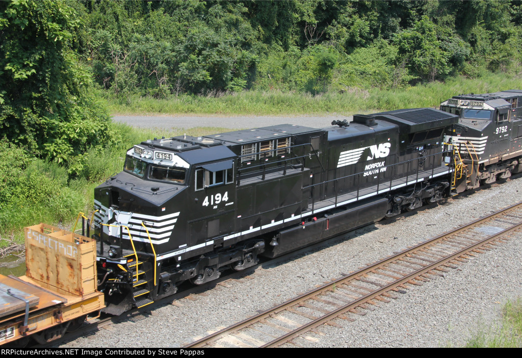 NS 4194 on train 15T